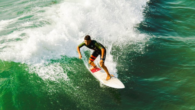 欧洲足球竞技赛事热火朝天，球迷狂热追赶，欧洲各种足球赛事